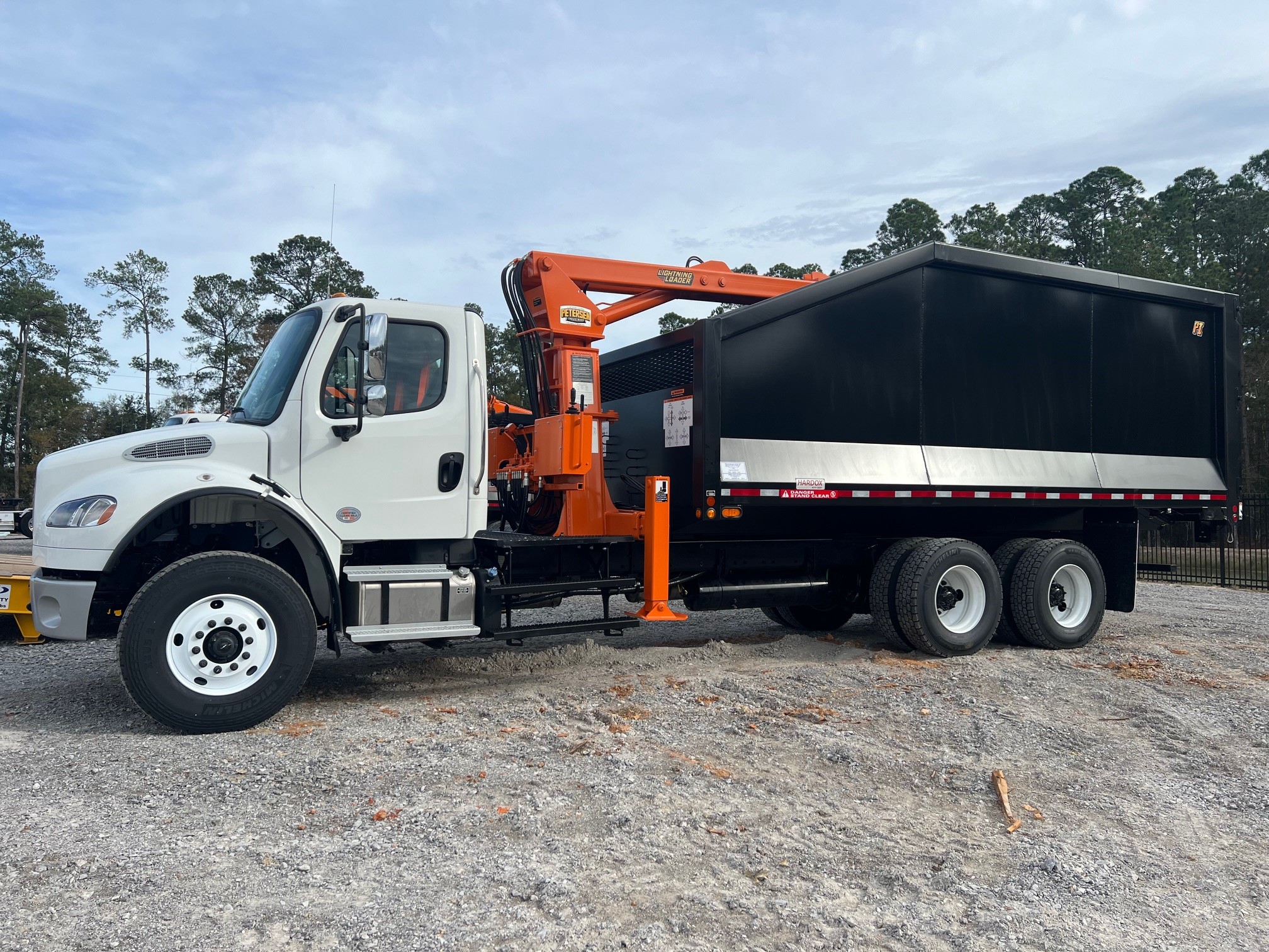 45YD Grapple Truck